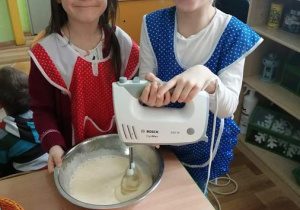 Nel i Ola podczas wykonywania ciasta.